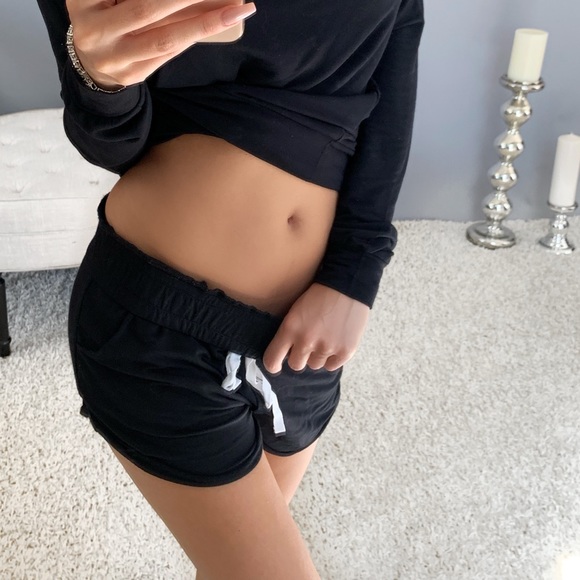 LAST➖CUDDLES in Black - Picture 2 of 4